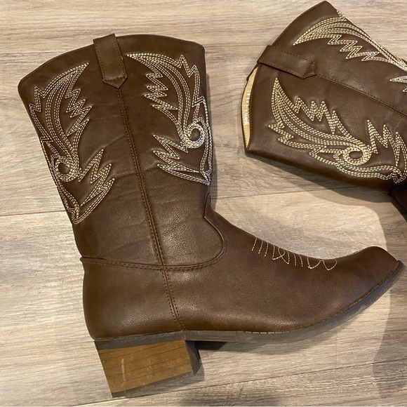 Brown Western Cowboy Boots - Picture 2 of 8